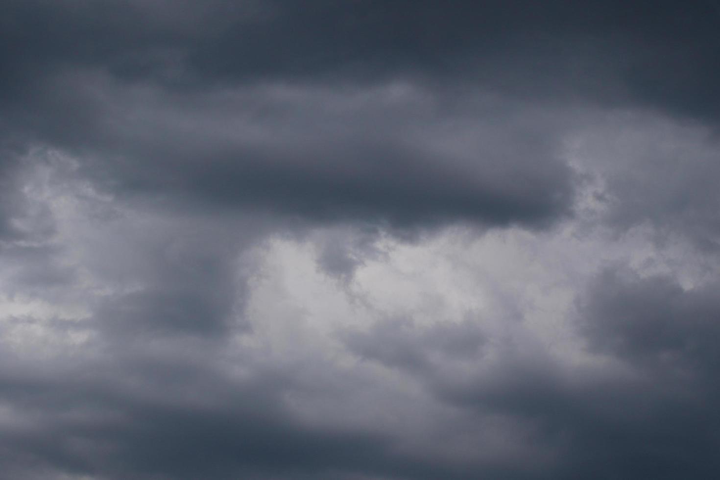 clima tormentoso y nubes oscuras foto