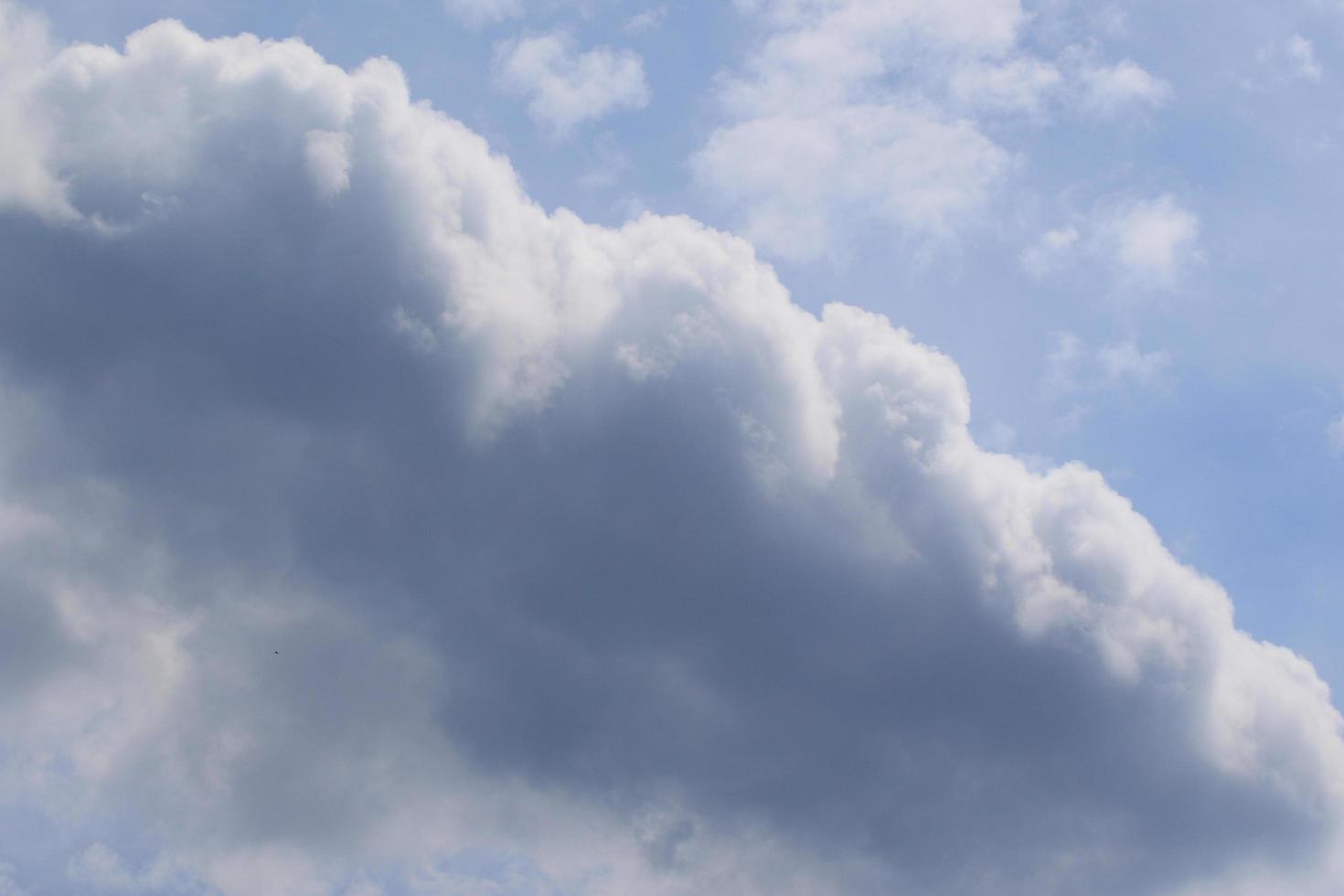 clima tormentoso y nubes oscuras foto