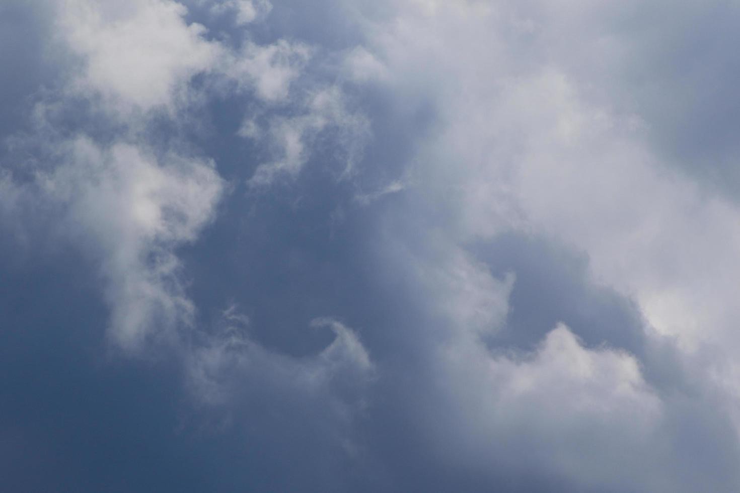 clima tormentoso y nubes oscuras foto