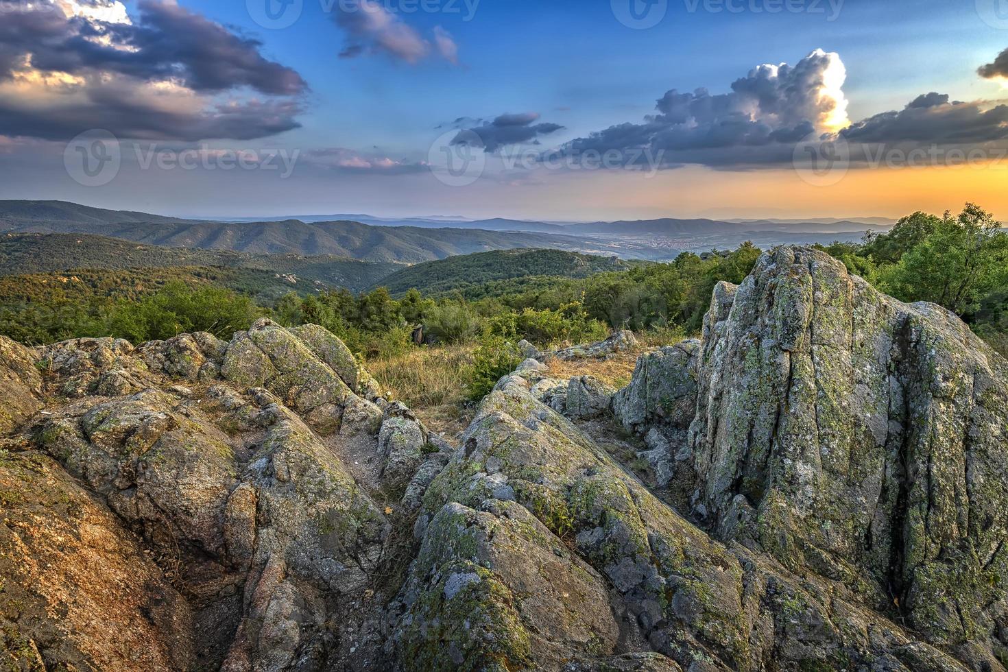 rocas asombrosas en el borde de una montaña. hermoso paisaje de verano de las montañas al atardecer foto