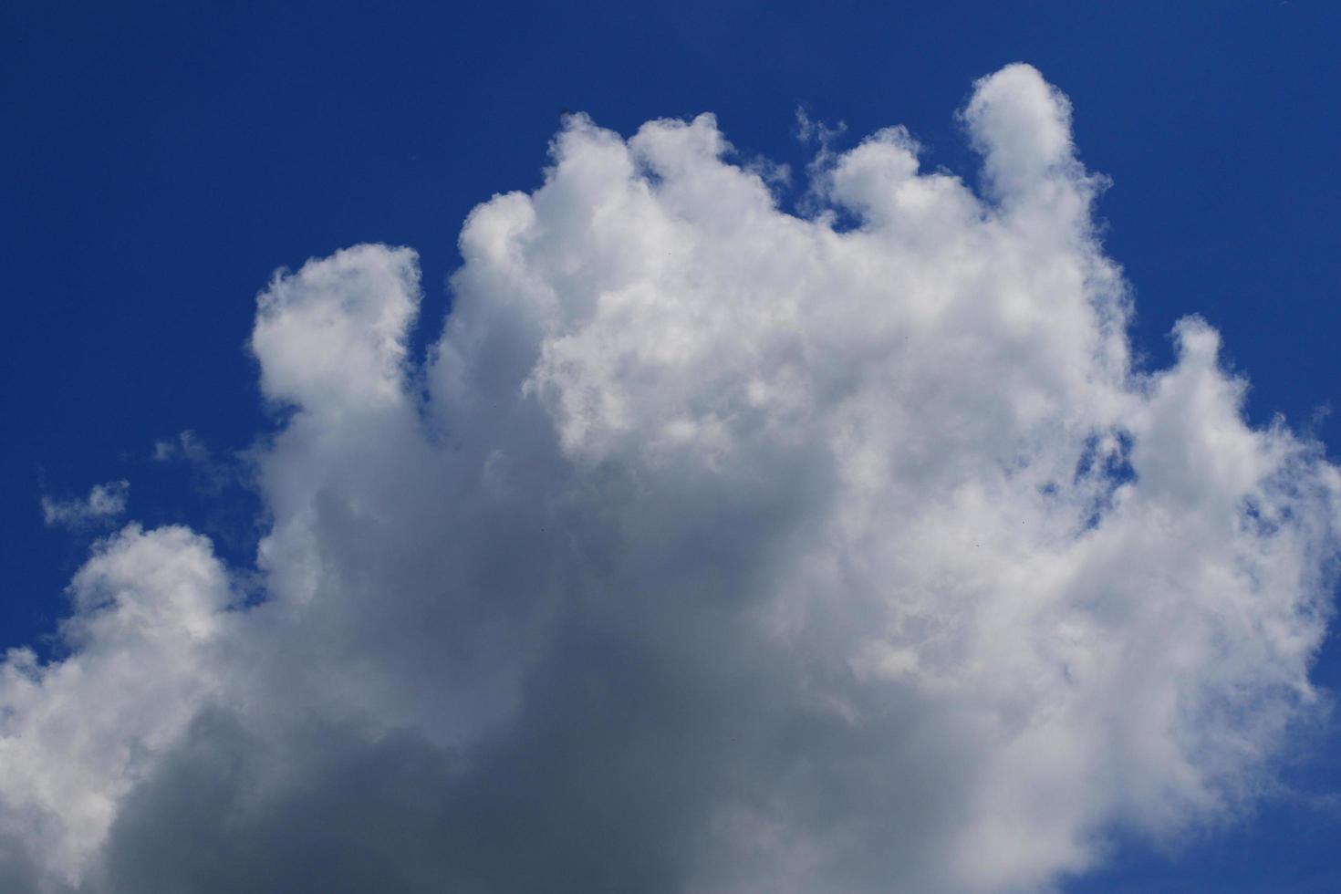 clima tormentoso y nubes oscuras foto