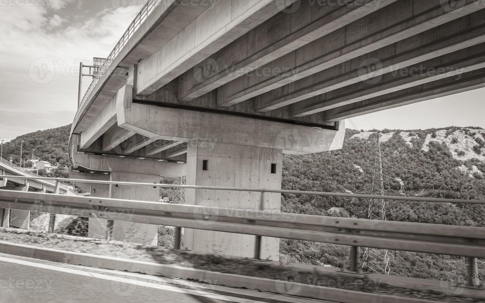 Carretera elevada y puente en bakar croacia. foto