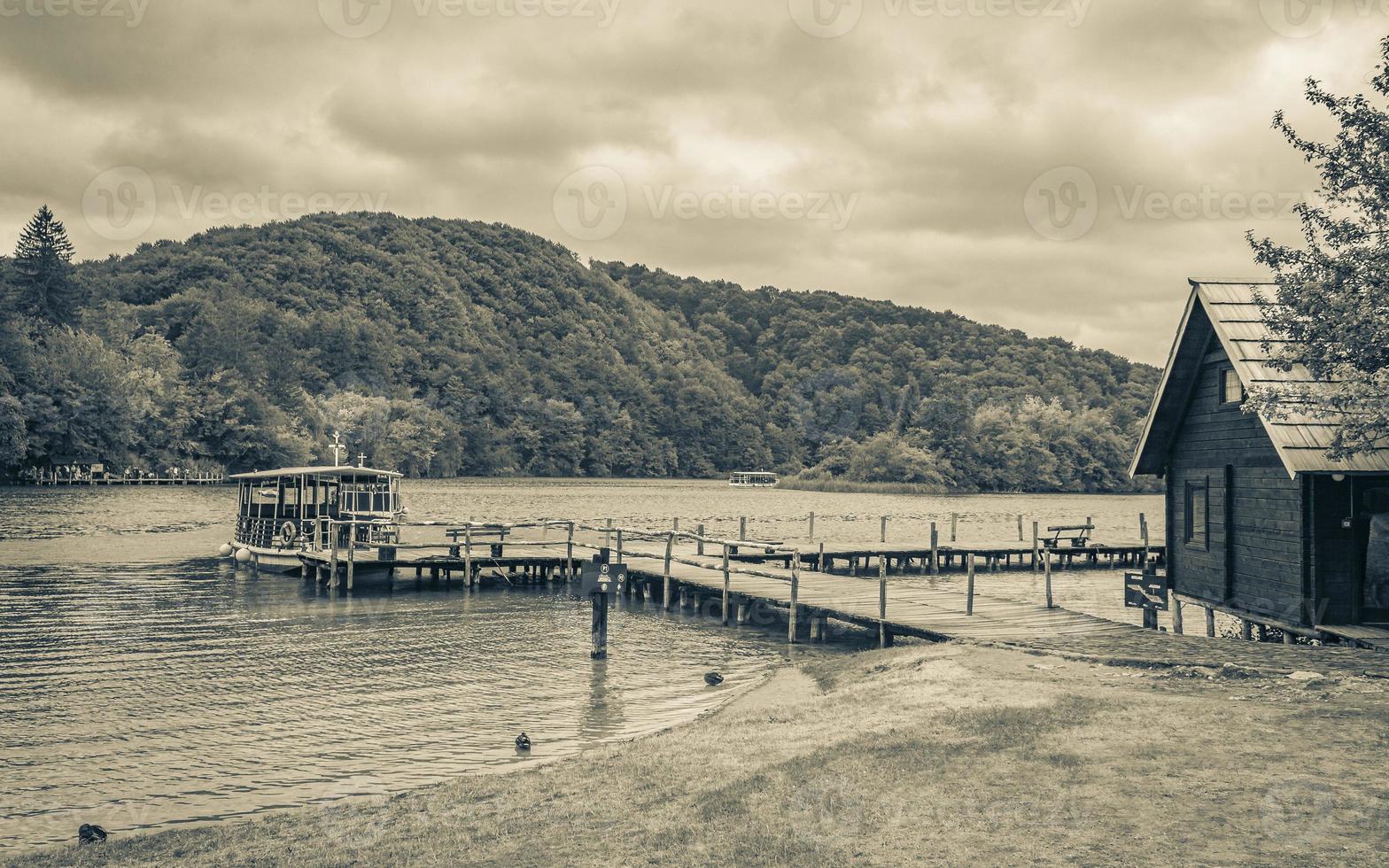 viaje en bote eléctrico a través del lago kocjak, parque nacional de los lagos de plitvice. foto