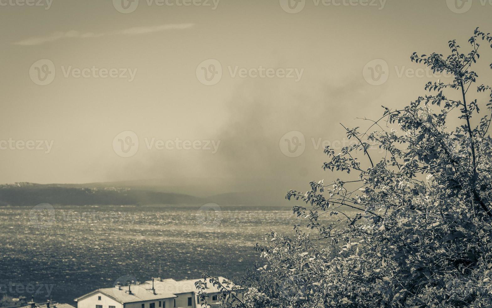 novi vinodolski croacia con humo de incendio forestal en el horizonte. foto