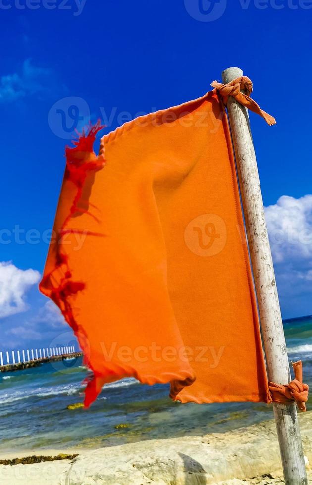 bandera roja nado prohibido olas altas playa del carmen mexico. foto