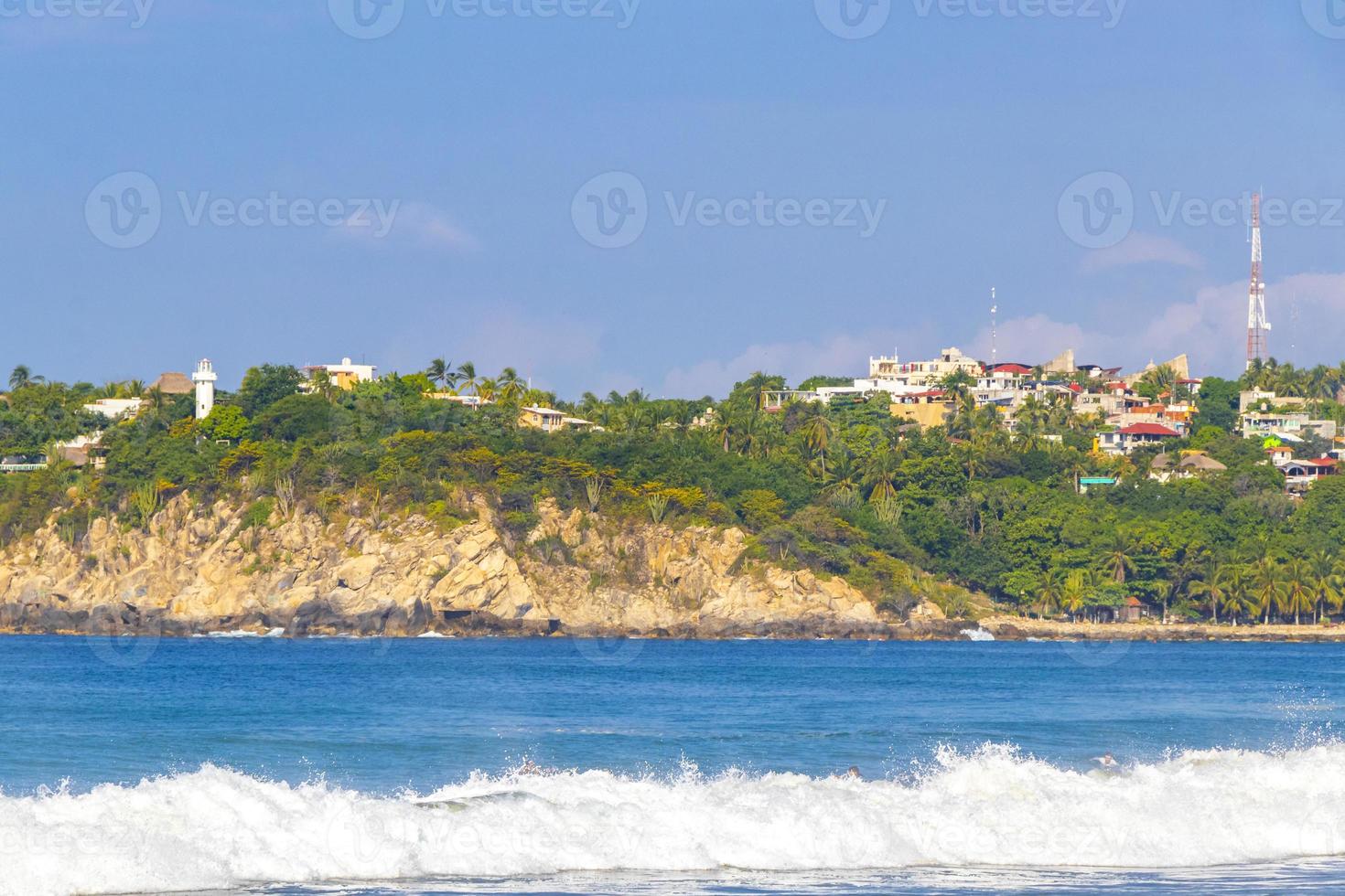 enormes olas de surfistas en la playa puerto escondido méxico. foto