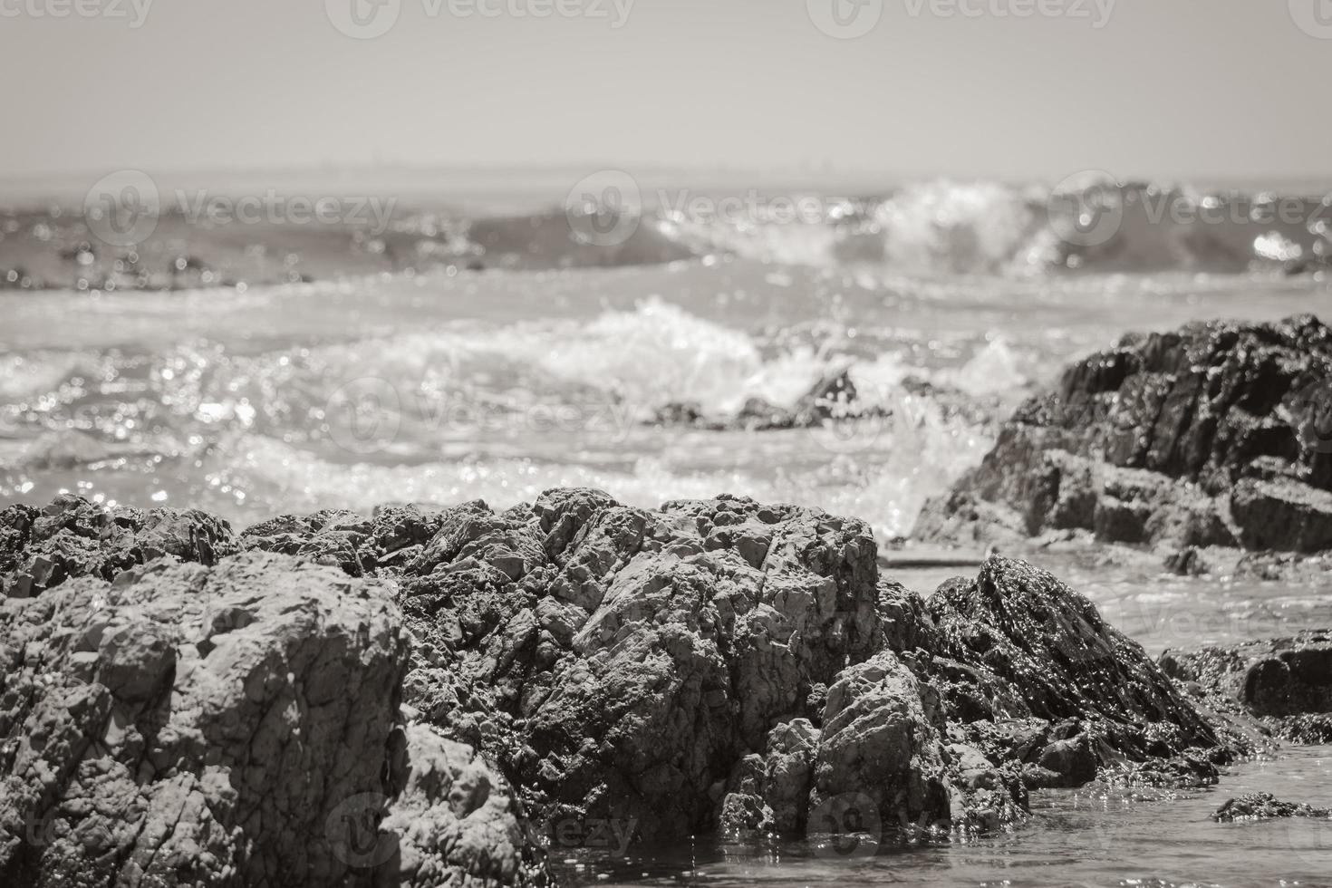 olas fuertes, piedras y acantilados marinos, paseo marítimo de sea point en ciudad del cabo, sudáfrica. foto