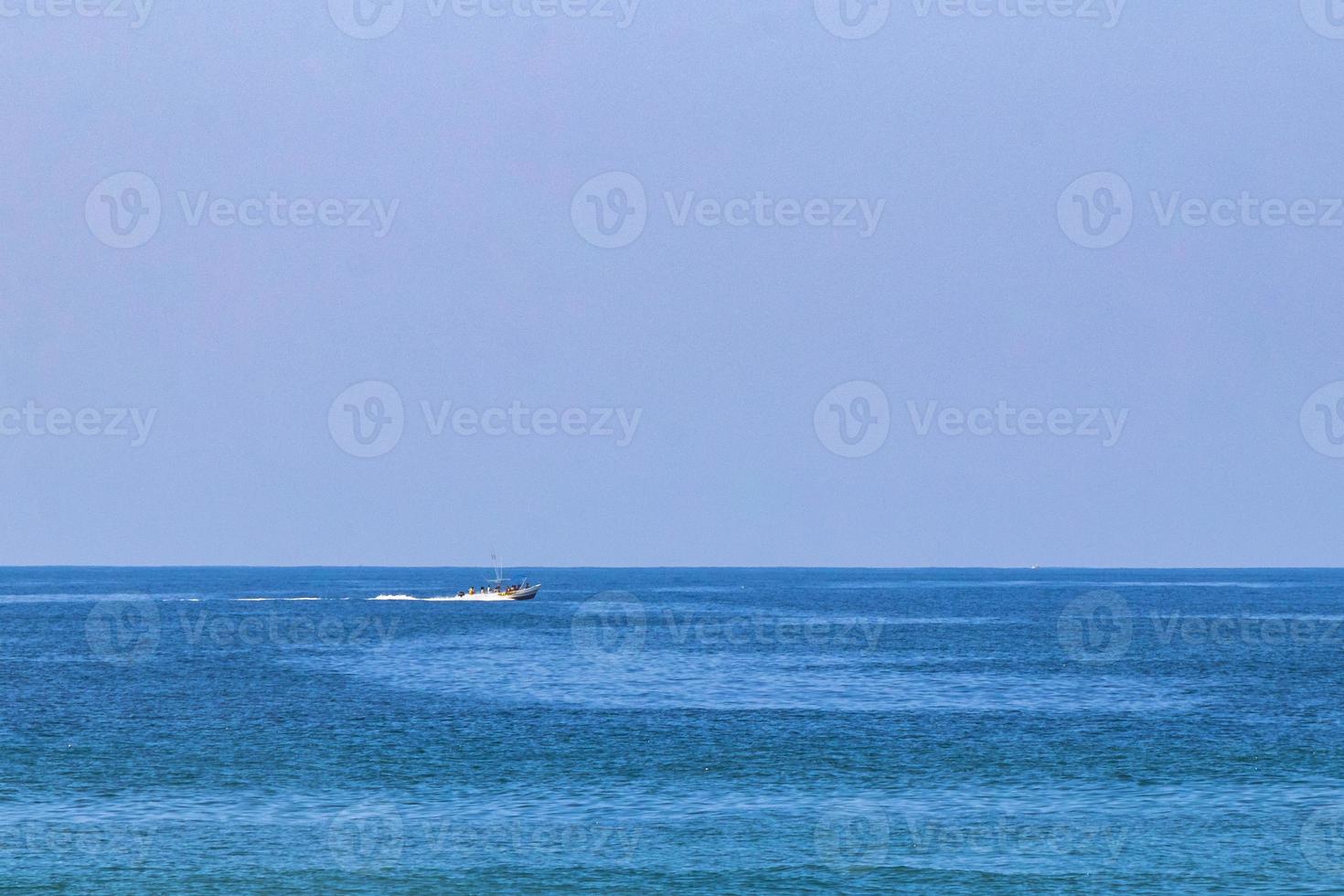 barcos yates barco embarcadero playa mar en puerto escondido mexico. foto