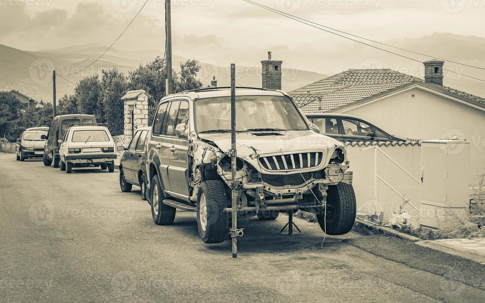 viejo coche roto estacionado al lado de la carretera croacia. foto