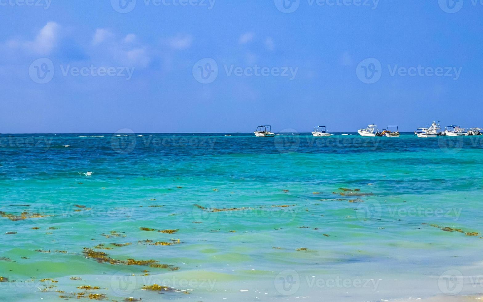 barcos yates barco embarcadero playa en playa del carmen mexico. foto