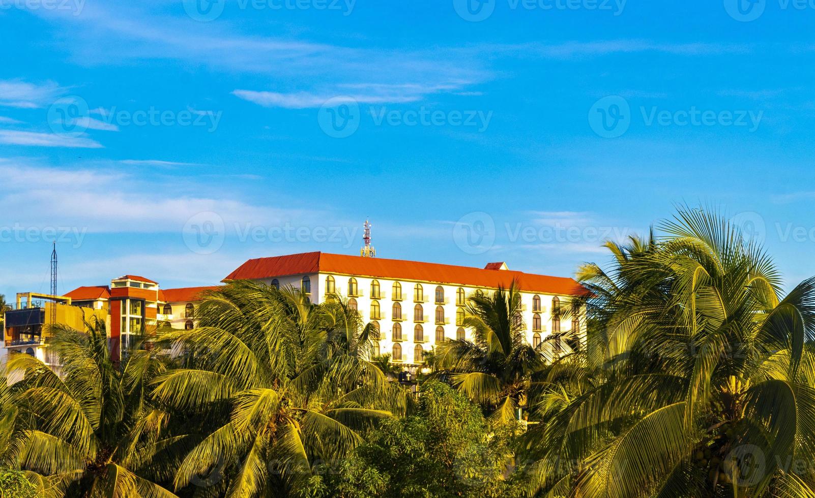 hoteles edificios casas en paraíso tropical en puerto escondido mexico. foto