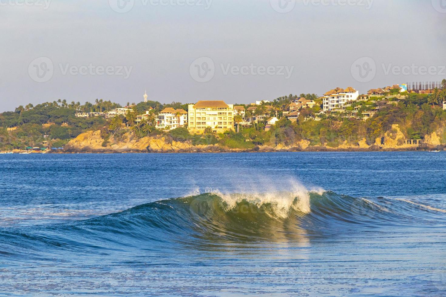 enormes olas de surfistas en la playa puerto escondido méxico. foto