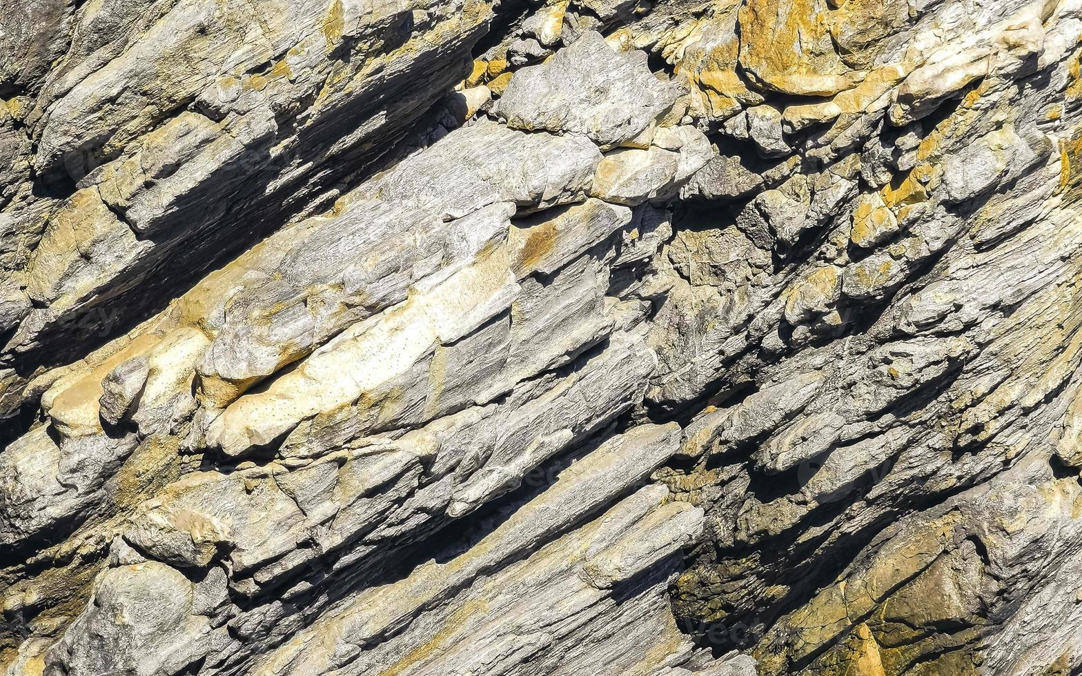 hermosa roca acantilado piedra canto rodado patrón de textura playa en méxico. foto