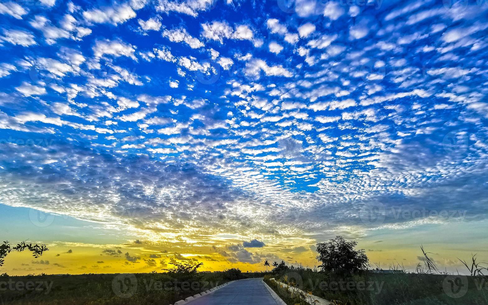 hermoso colorido amanecer tropical en el paraíso playa del carmen méxico. foto