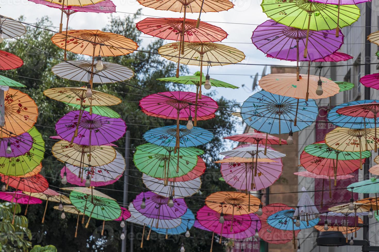 sombrillas de colores sobre la ciudad de china en la ciudad de méxico méxico. foto