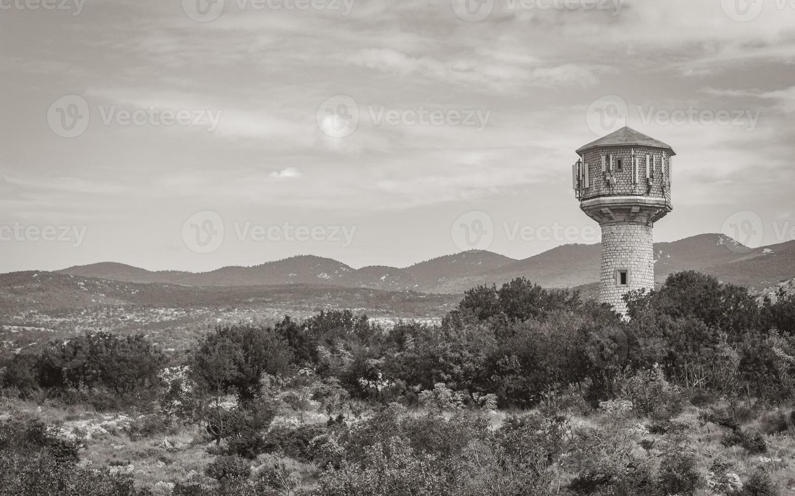 atalaya en el paisaje montañoso de la naturaleza de novi vinodolski croacia foto