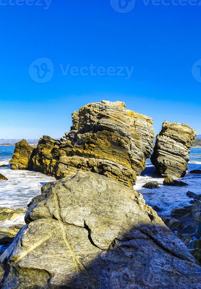 hermosas rocas acantilados olas surfistas en la playa puerto escondido mexico. foto