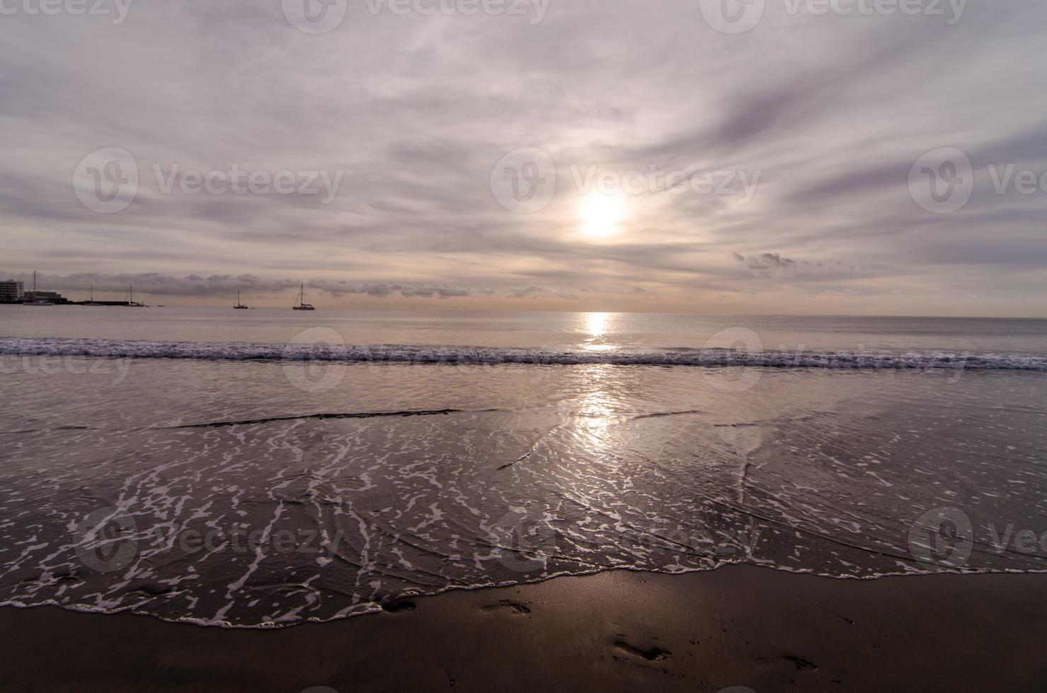 puesta de sol sobre el mar foto