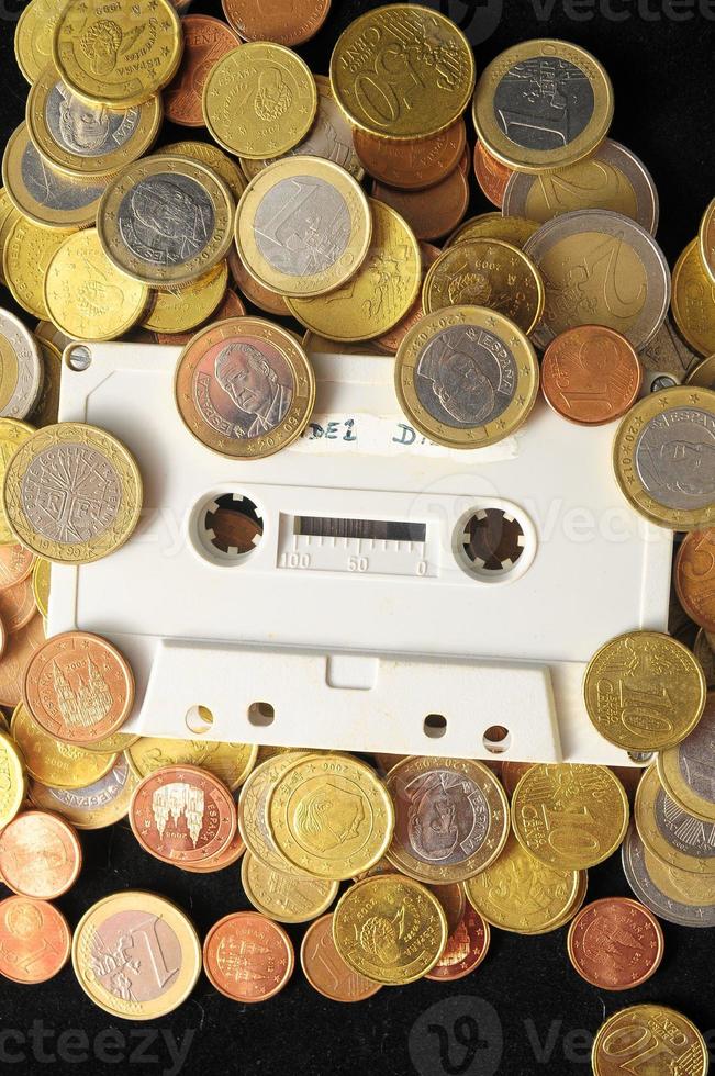 cinta de cassette y monedas foto