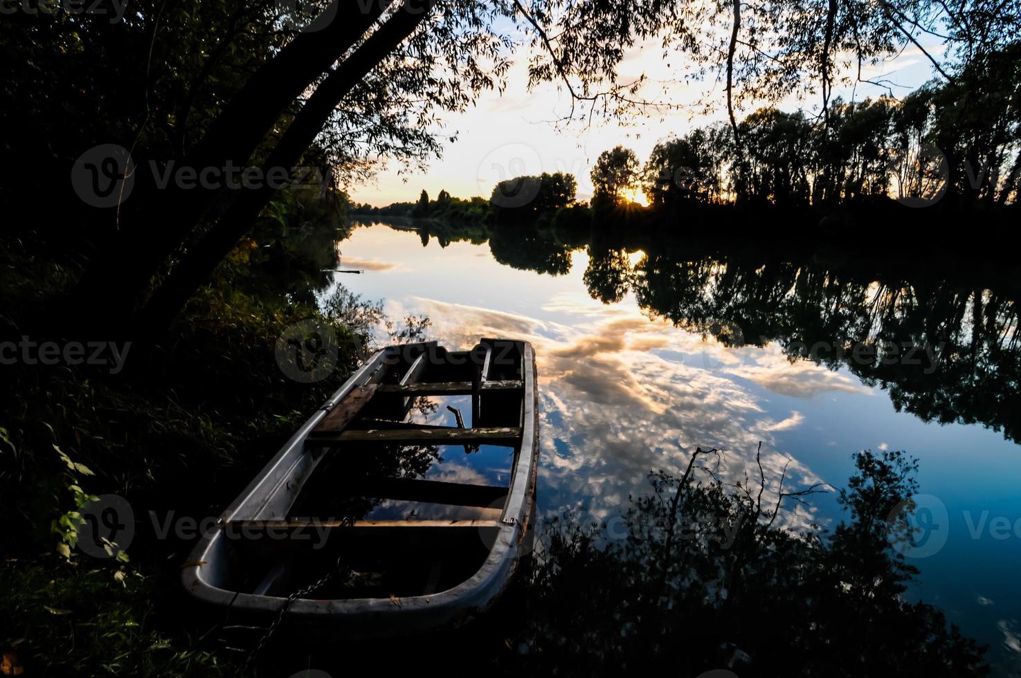 bote en el río foto