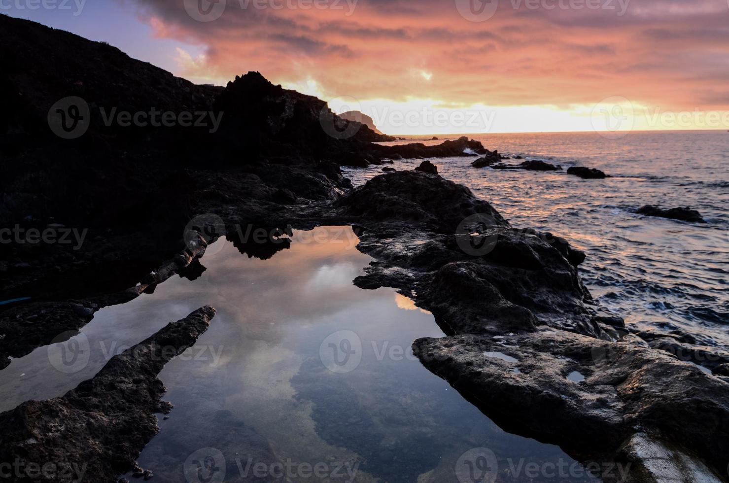 puesta de sol sobre el mar foto