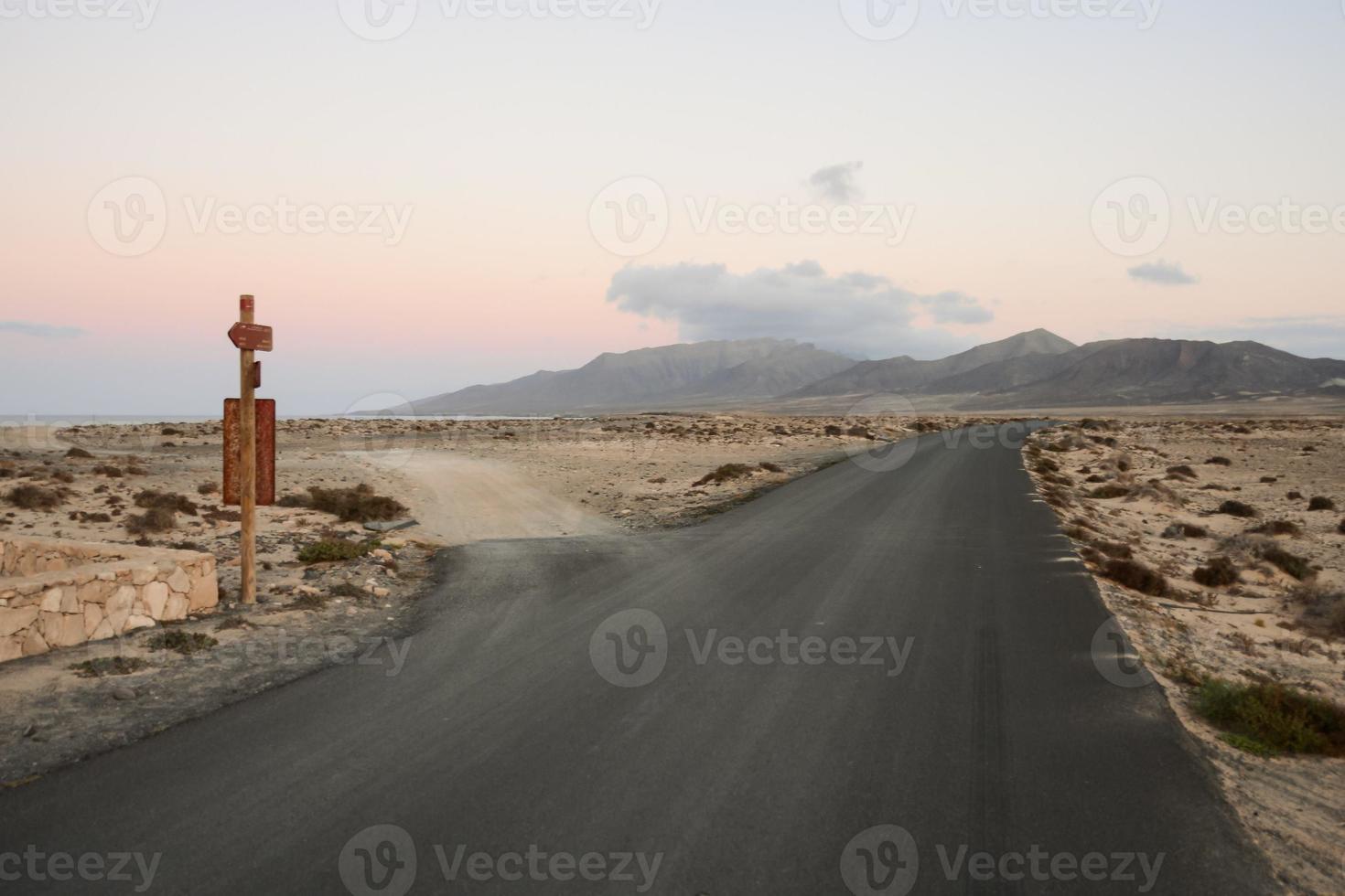 camino en el desierto foto