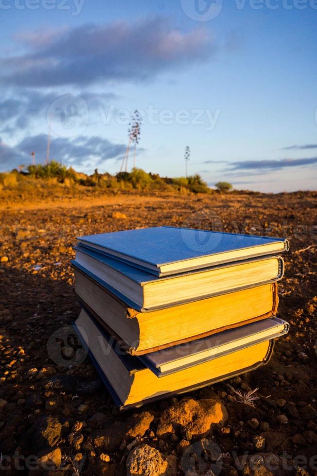 libros en el suelo foto