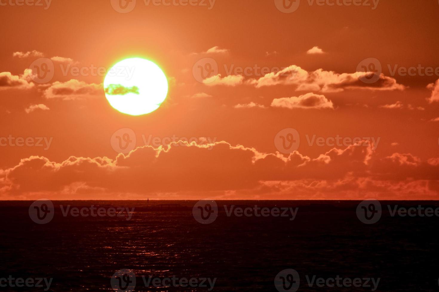 puesta de sol sobre el mar foto