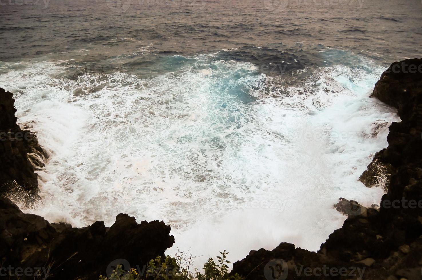 olas rompiendo en las rocas foto