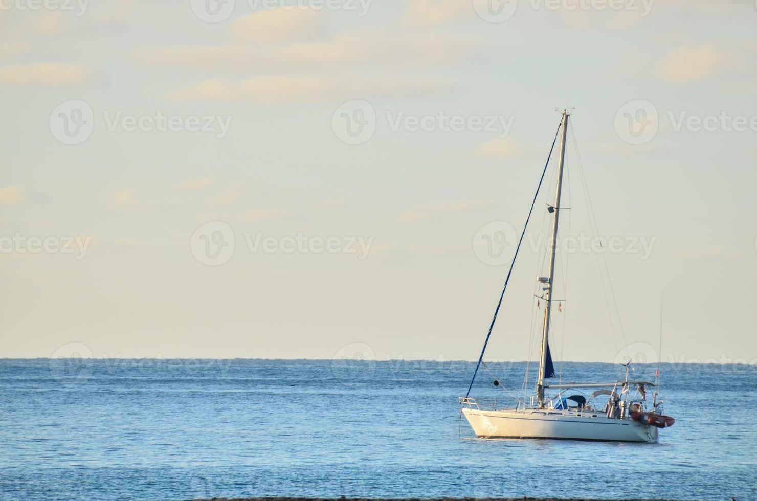 yate de vela en la orilla foto