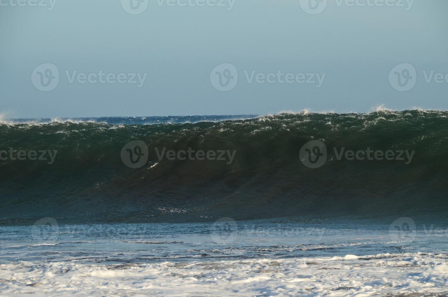 enormes olas del mar foto