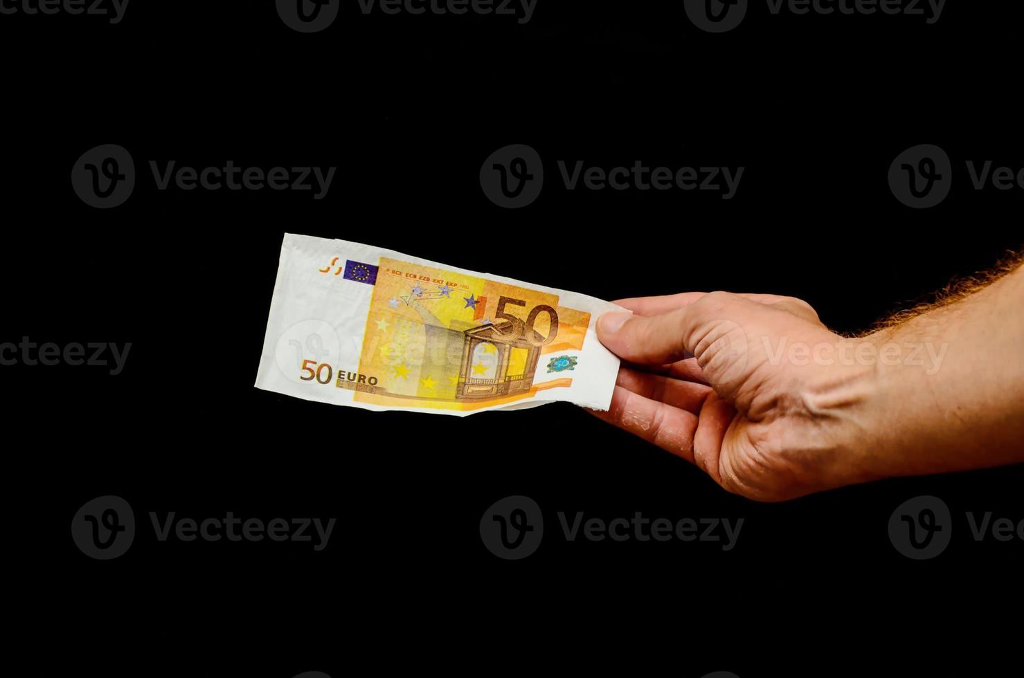 mano sujetando billetes en euros foto