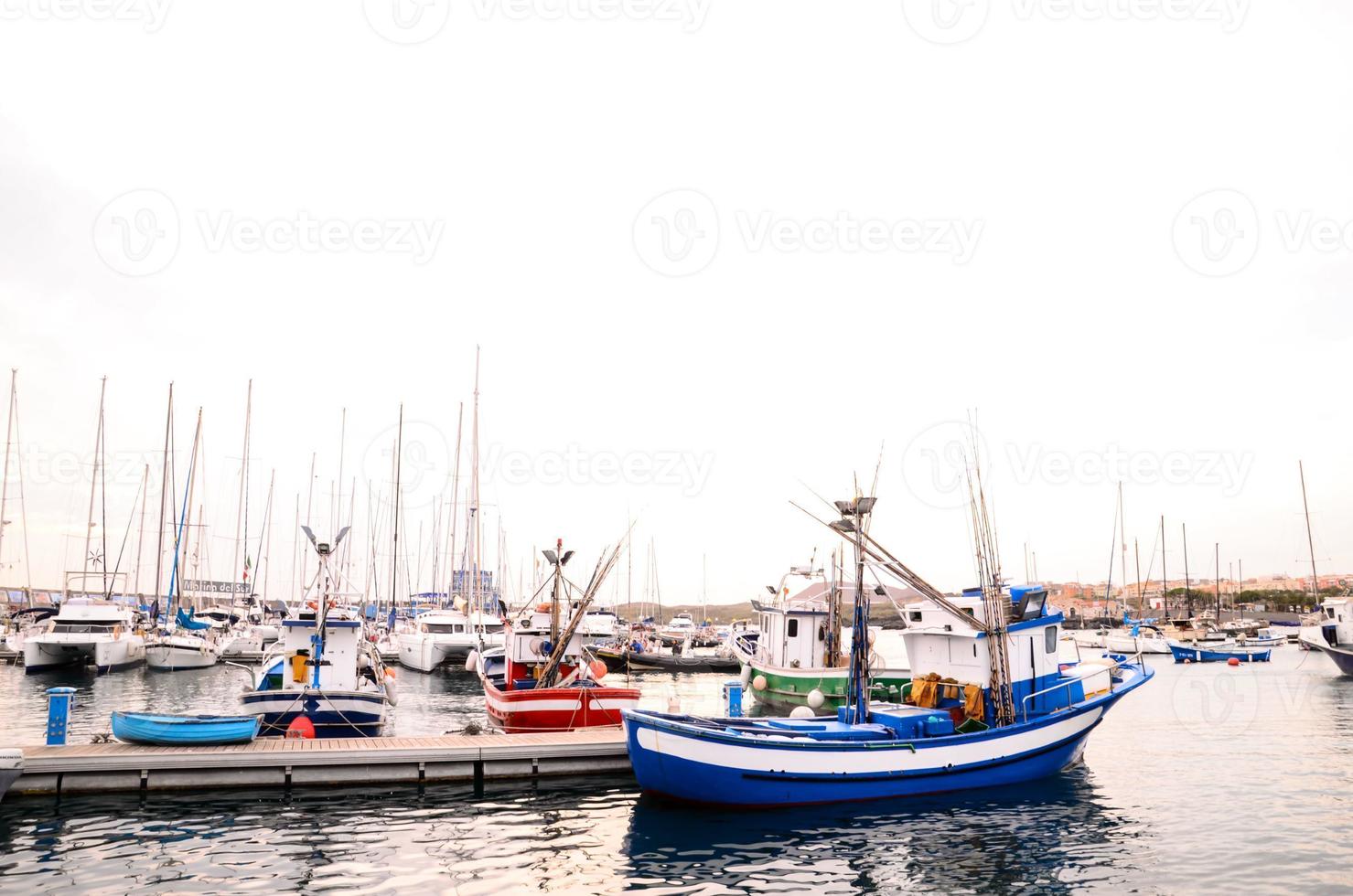 barco en el puerto foto