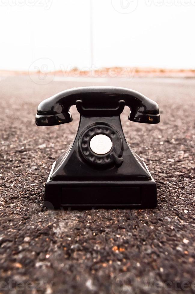 viejo telefono en la carretera foto