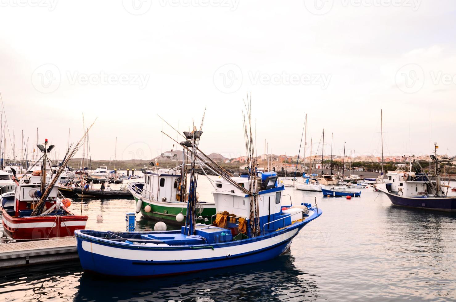 barcos de pesca en el puerto foto