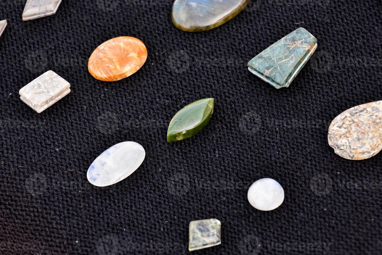 Varias piedras preciosas para joyería. foto