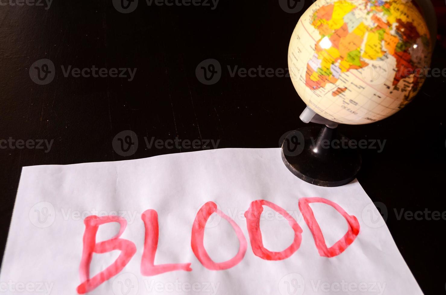 sangre escrita en papel foto