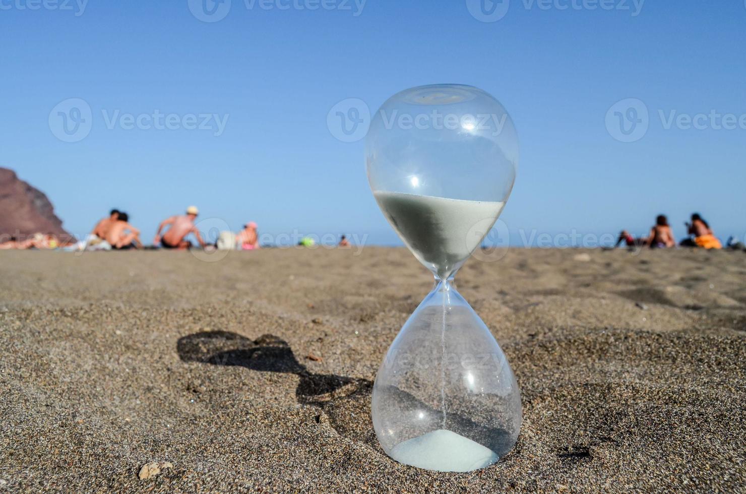 reloj de arena en la playa foto