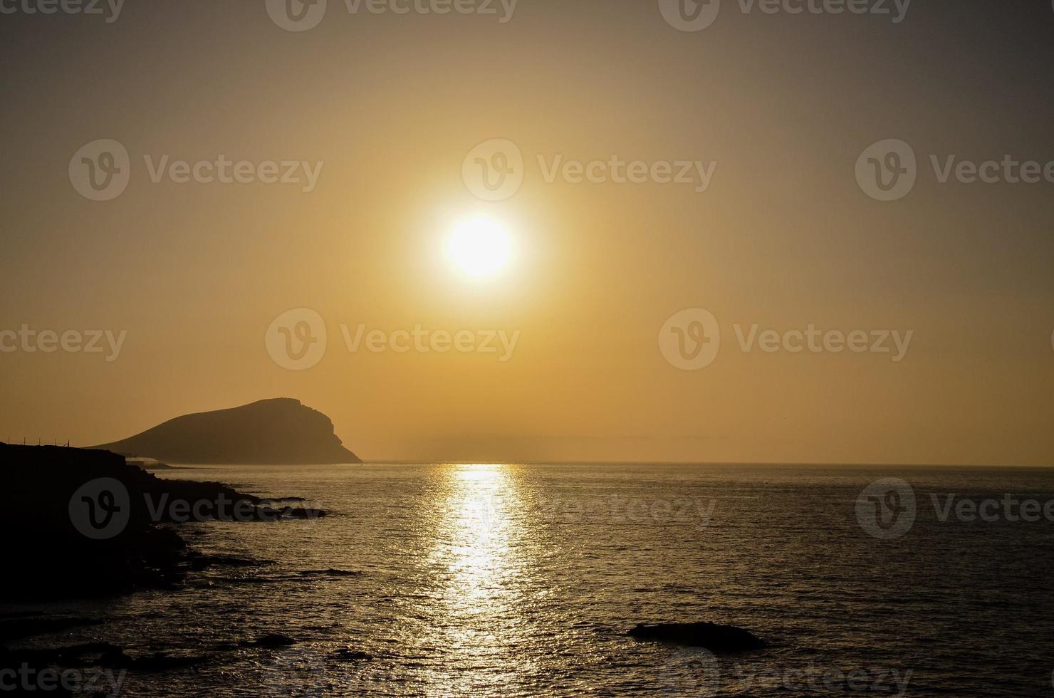 puesta de sol sobre el mar foto