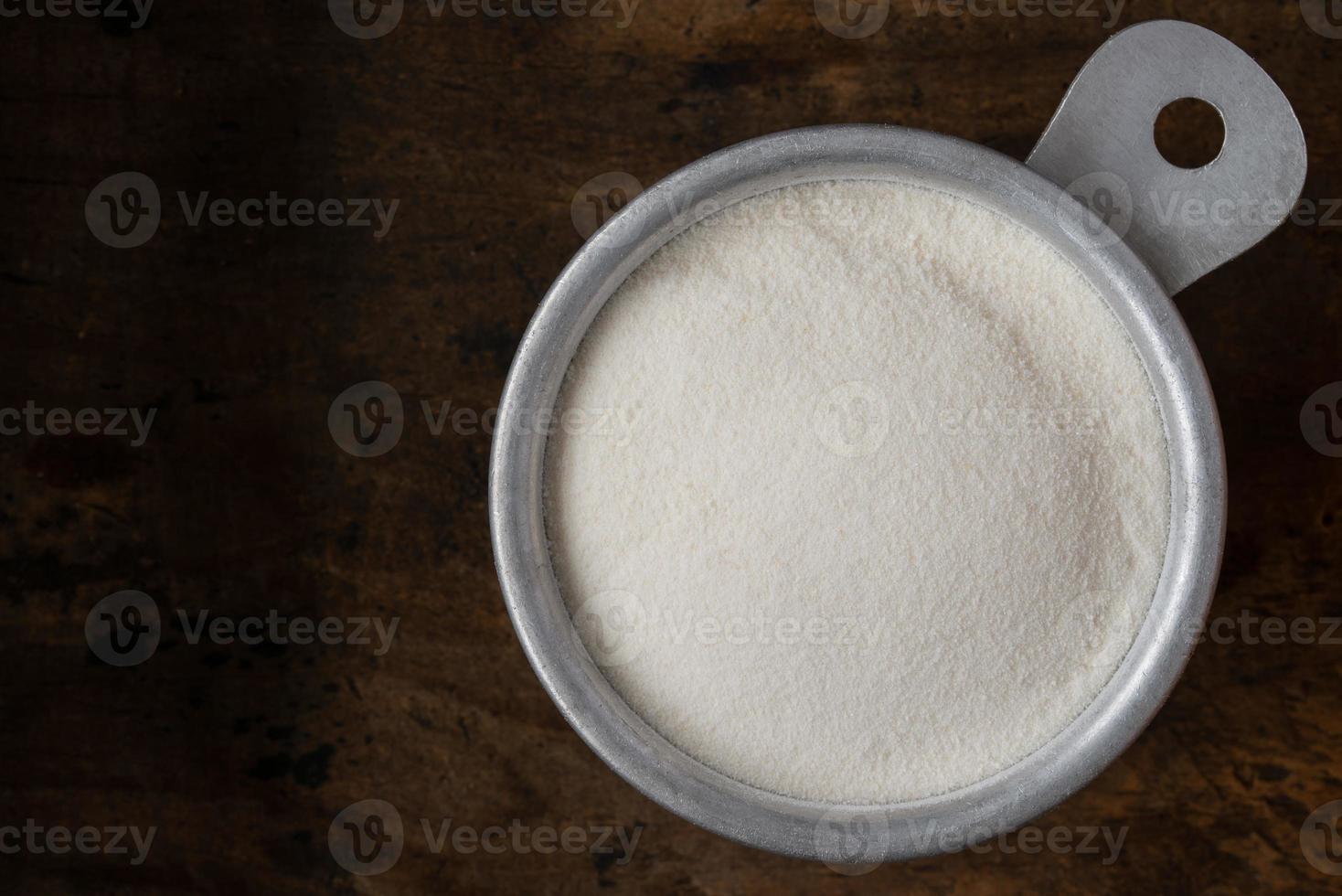 polvo de péptido de colágeno en una taza medidora foto