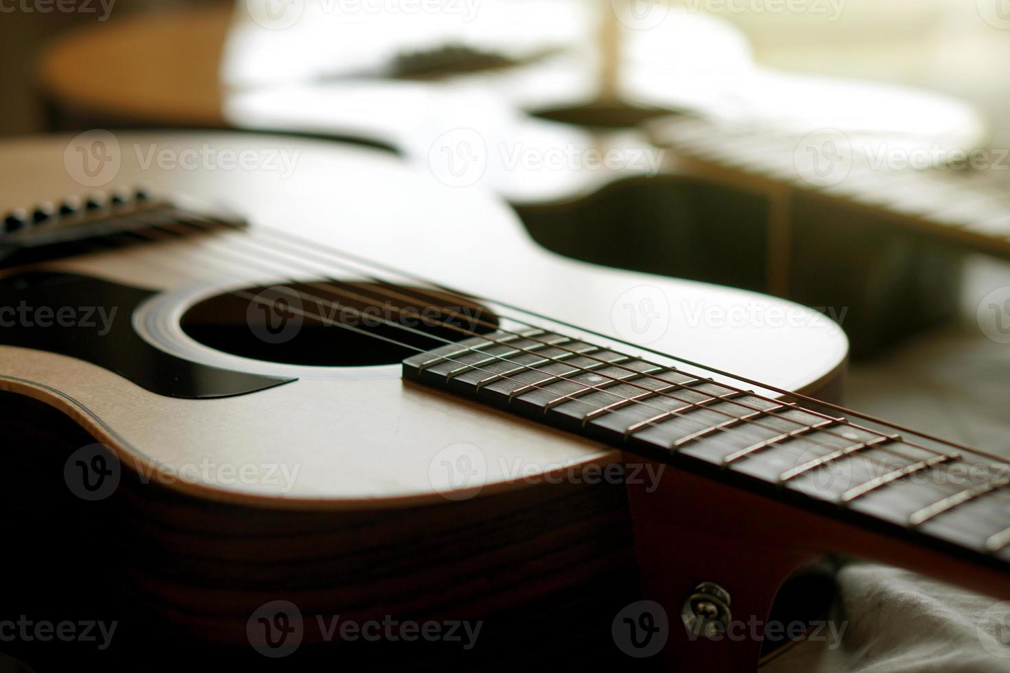 guitarra acústica, usada para tocar música y notas, para cantar una canción, macro abstracta foto