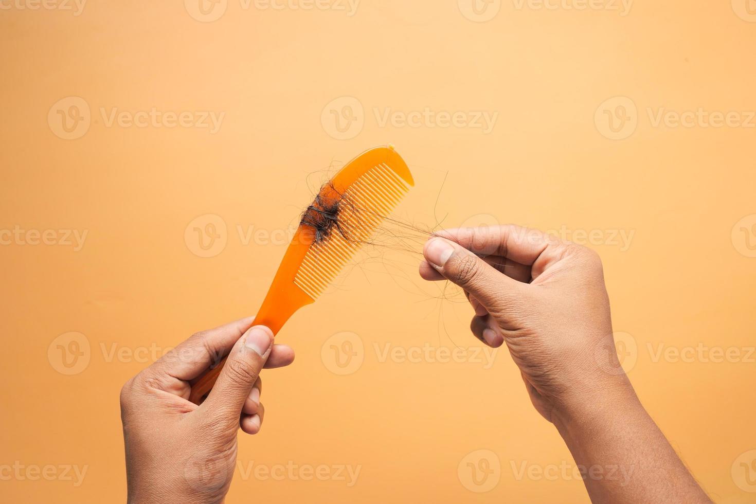 el hombre sostiene su lista de cabello de cerca foto