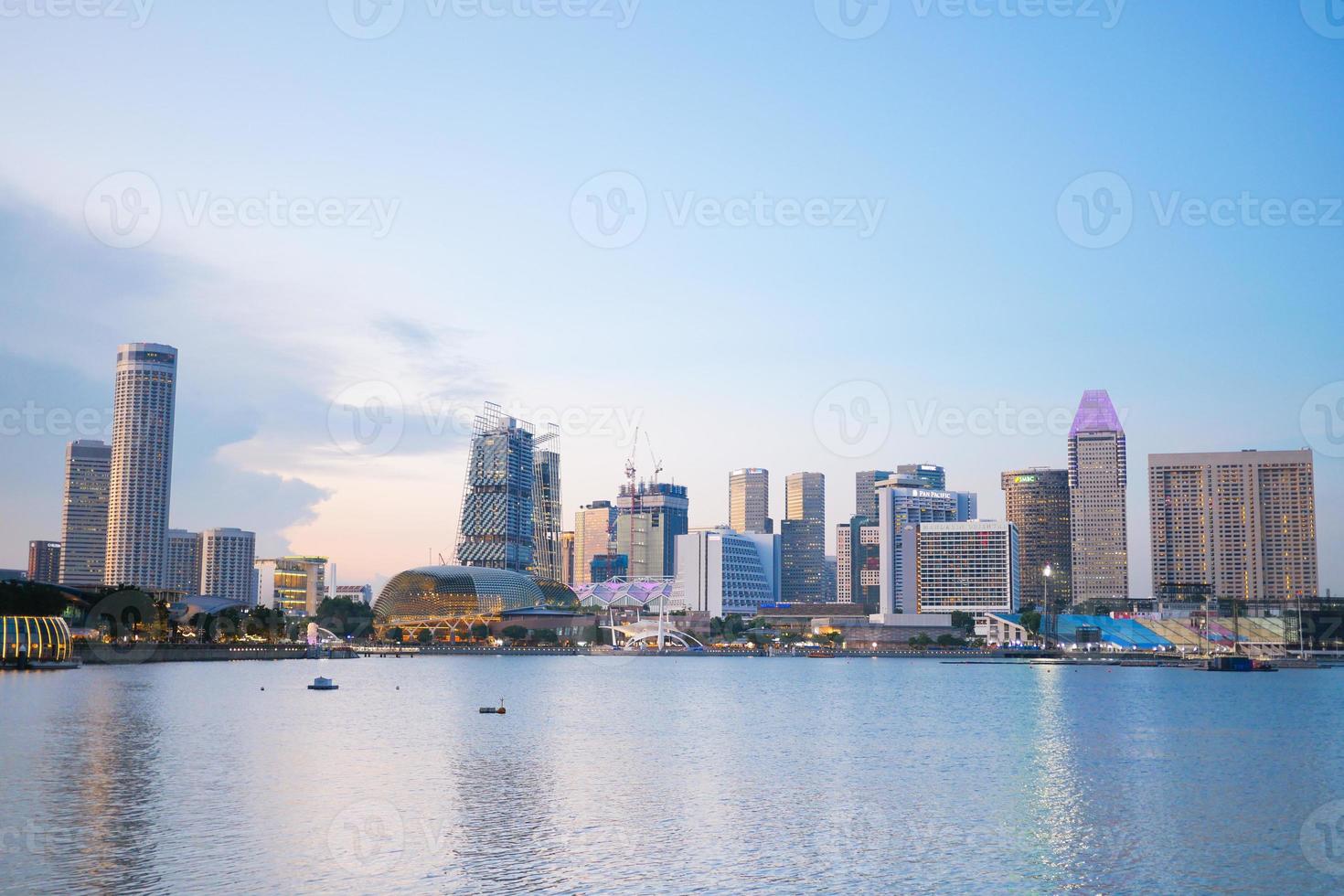 singapur marina bay 1 de junio de 2022 vista de ángulo bajo de los edificios de la ciudad de singapur. foto