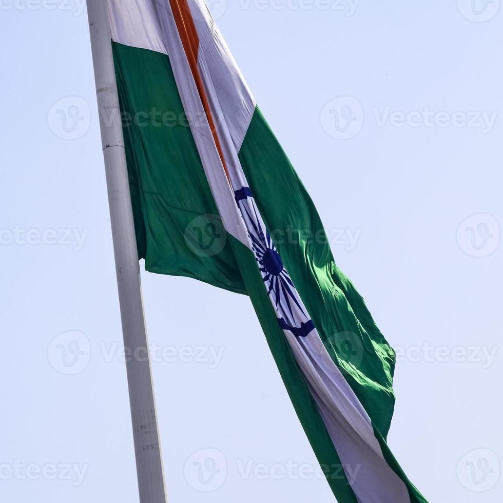 bandera india ondeando alto en connaught place con orgullo en el cielo azul, bandera india ondeando, bandera india el día de la independencia y el día de la república de la india, tiro inclinado, ondeando la bandera india, har ghar tiranga foto