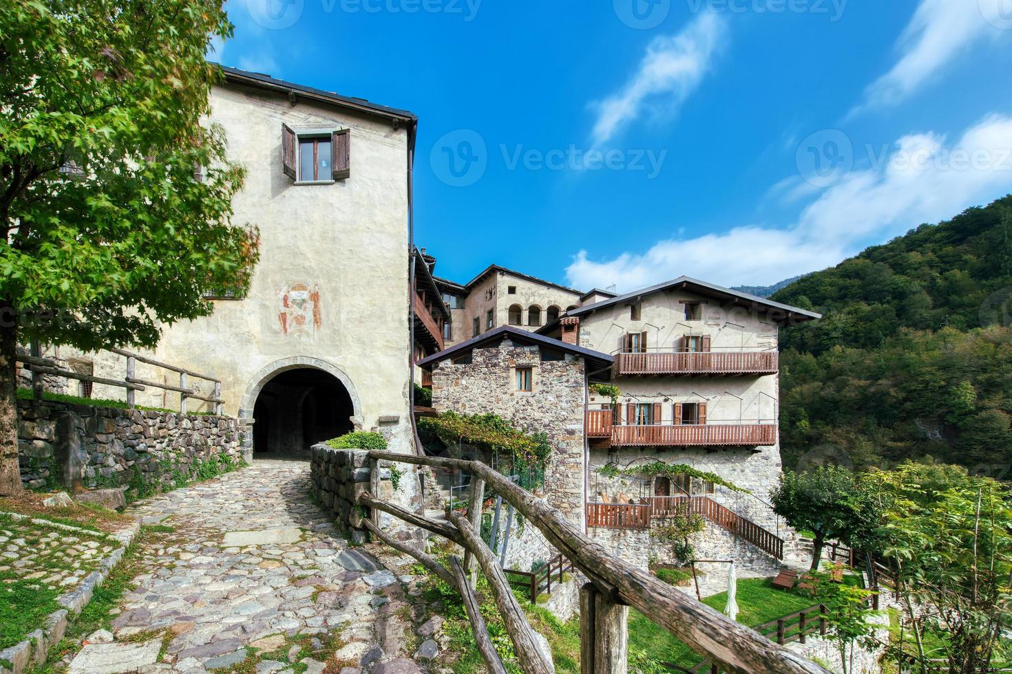 llegando a cornello dei tasso. antiguo pueblo del valle de brembana bérgamo italia foto