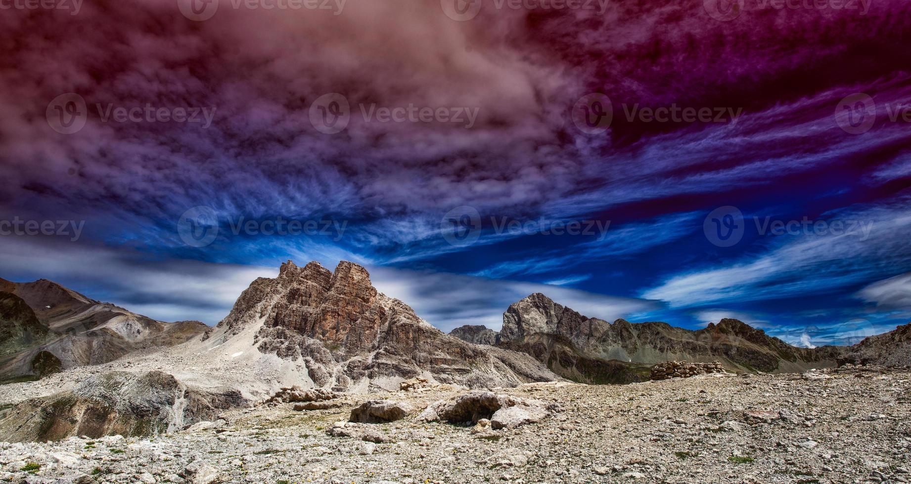 panorama de paisajes coloridos de las montañas rocosas foto