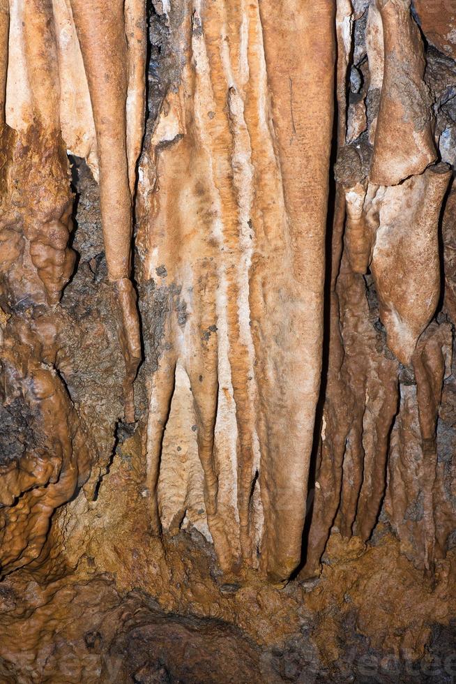 estalactitas en cuevas de piedra caliza visitadas por espeleólogos foto