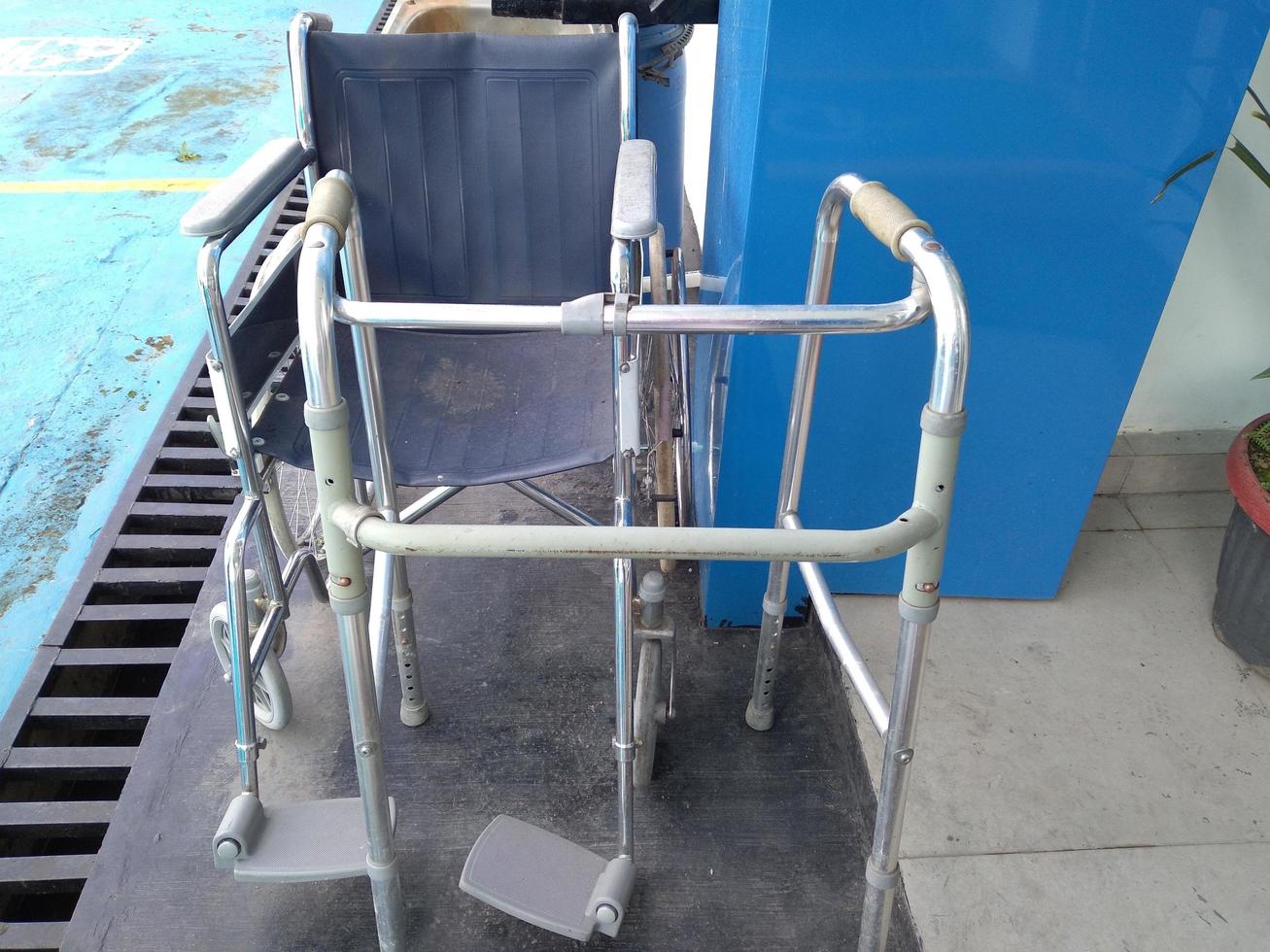 silla de ruedas, una silla con ruedas para personas con discapacidad y atención de pacientes con lesiones por enfermedades hospitalarias. foto