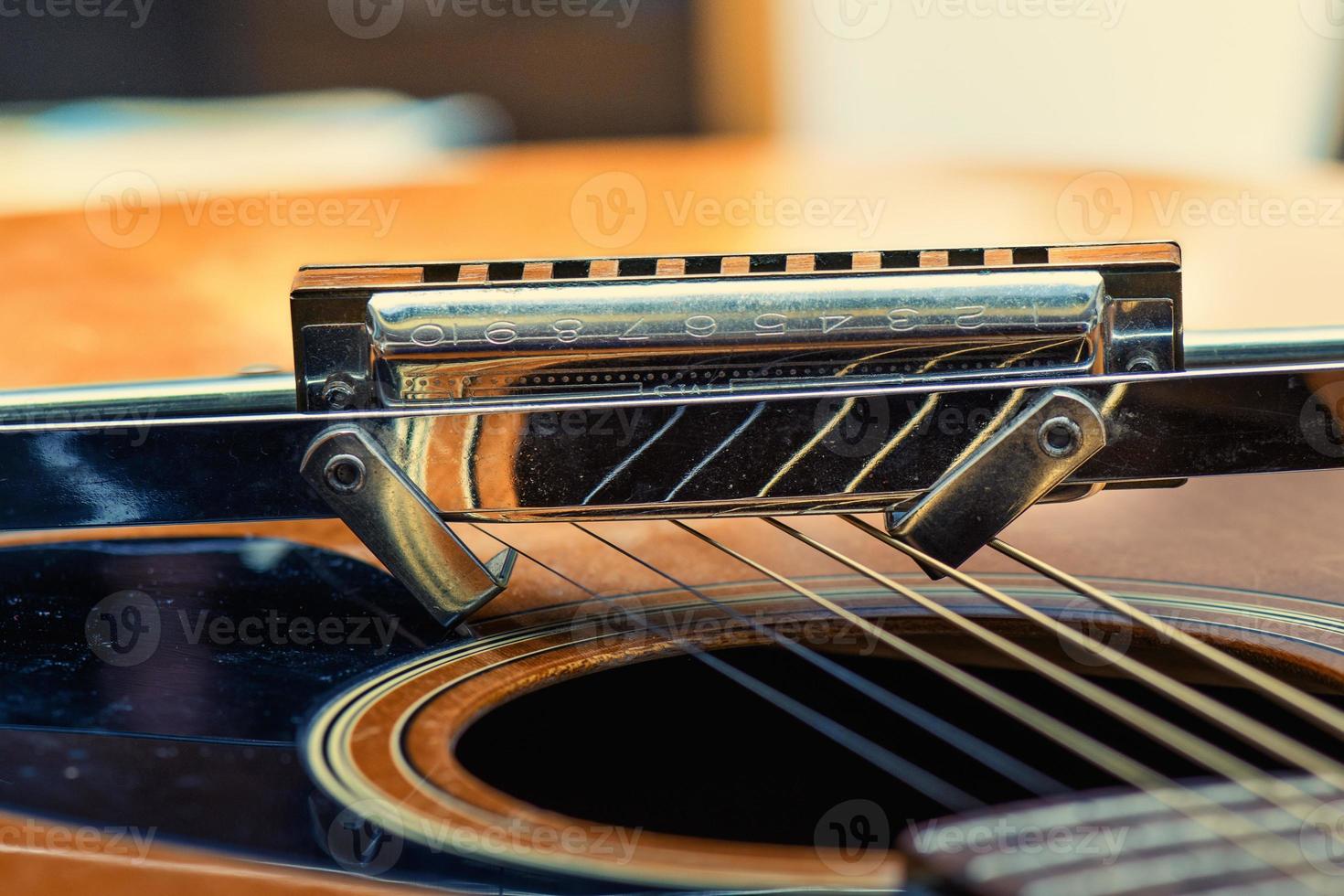 una armónica de blues y una guitarra acústica foto