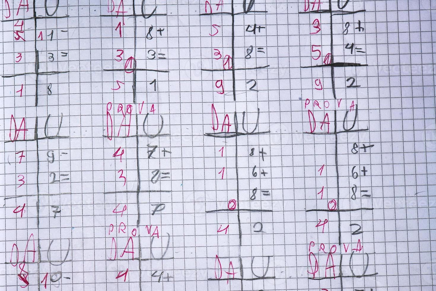 cálculos matemáticos de un niño de escuela primaria foto